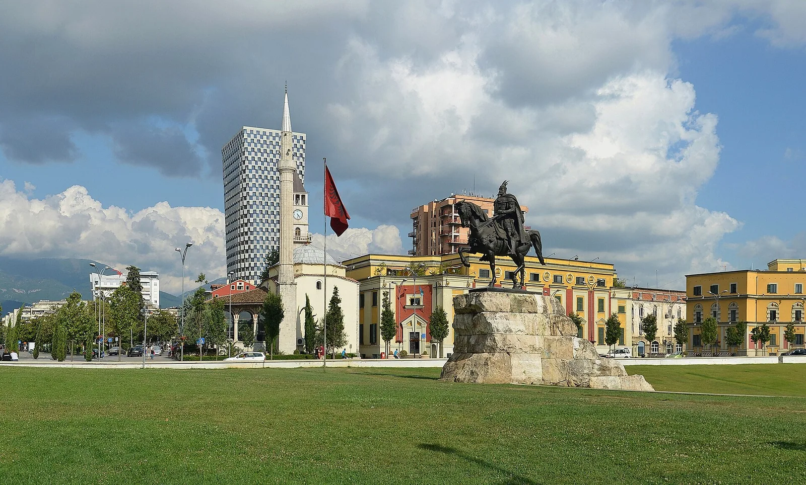 Trg Skanderbeg v Tirani