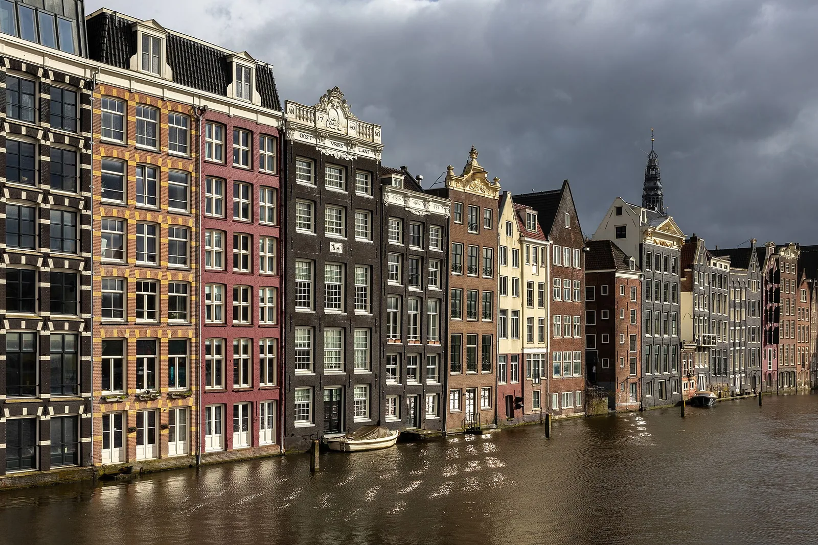 Kanali v Amsterdamu z značilnimi ozkimi hišami
