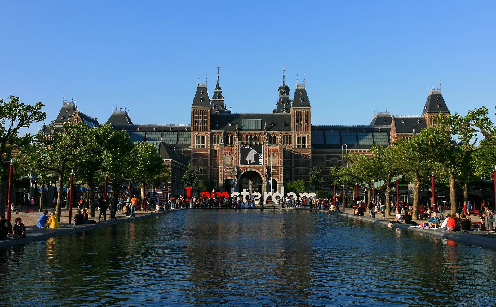 Rijksmuseum na trgu Museumplein