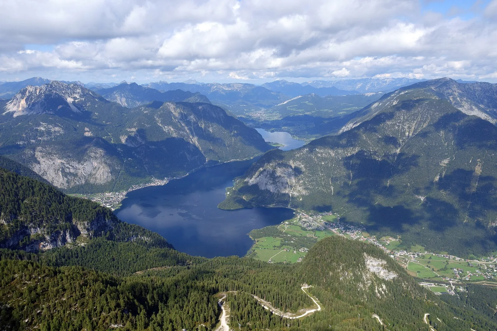 Jezero Hallstätter See v Salzkammergutu