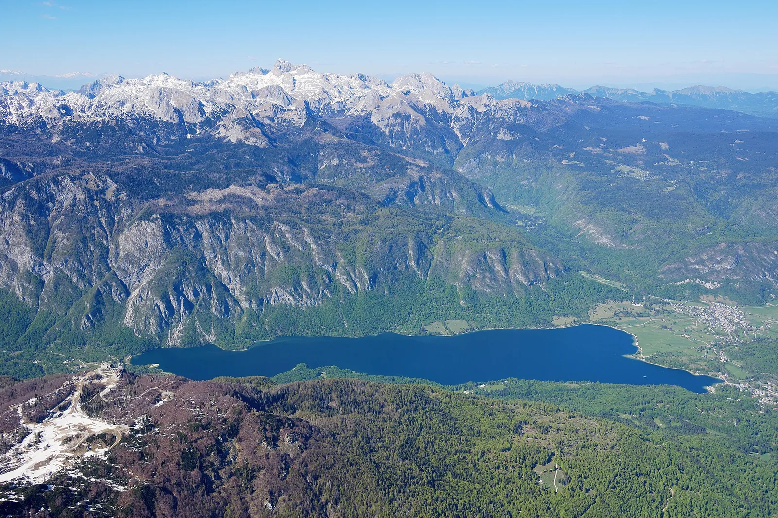 Bohinjsko jezero pod Julijskimi Alpami