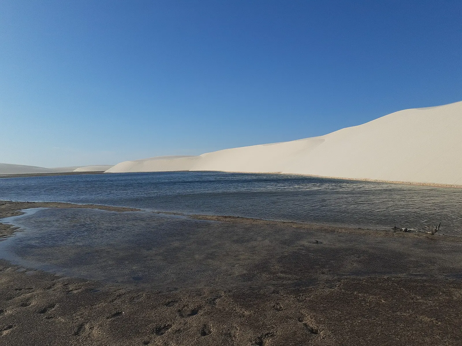 Modra laguna med peščenimi sipinami Lençóis Maranhenses