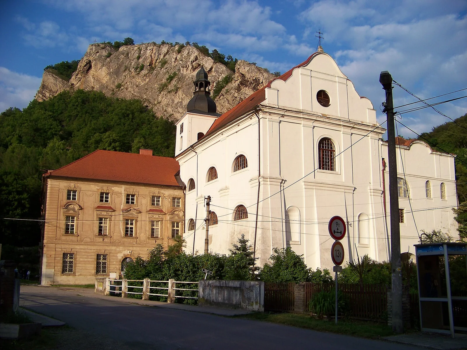 Samostan Svatý Jan pod Skalou