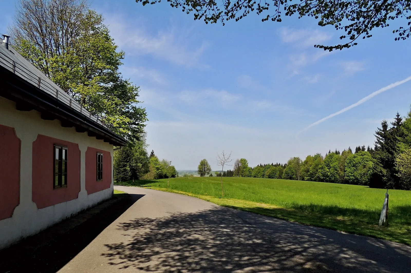 Grad Karlštejn nad reko Berounko