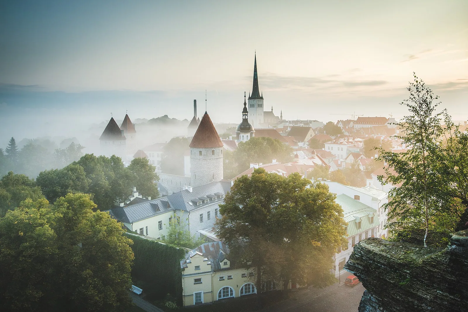 Staro mesto Tallinn ob sončnem vzhodu