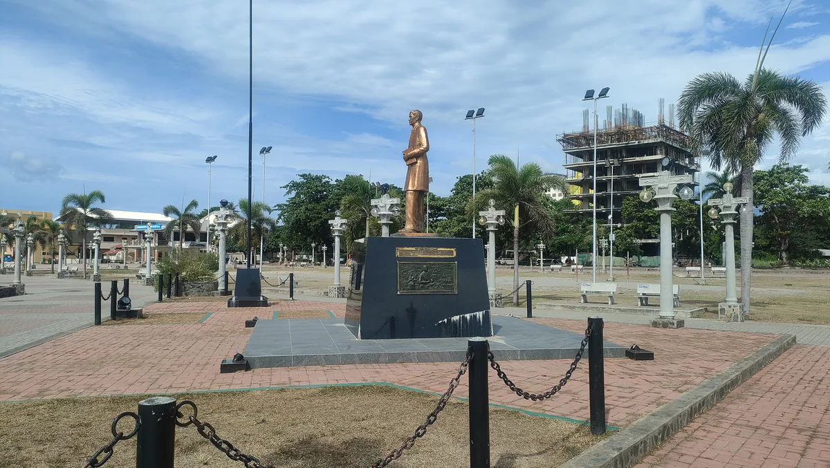 Spomenik Rizalu ob Rizal Boulevardu