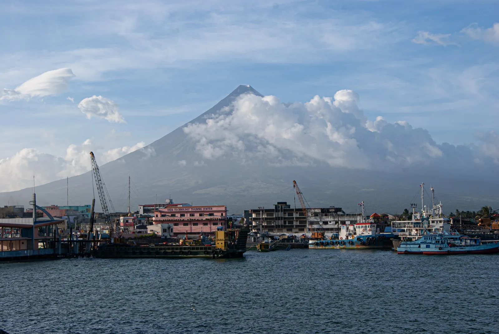 Vulkan Mayon nad Legazpijem