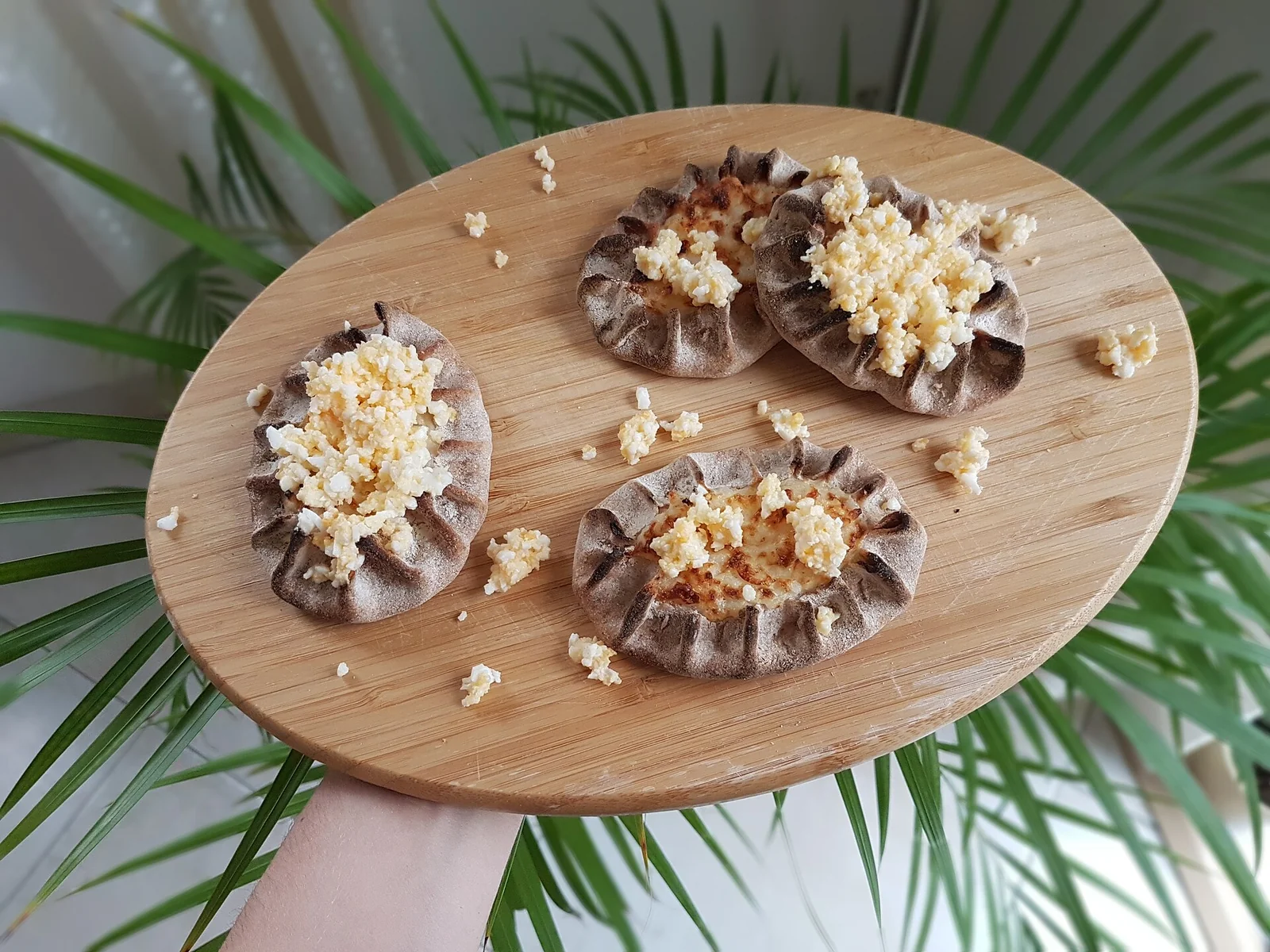 Karelijske pite (//karjalanpiirakka//) z jajčnim maslom