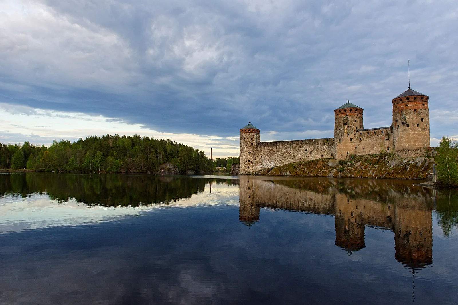 Grad Olavinlinna nad jezerom