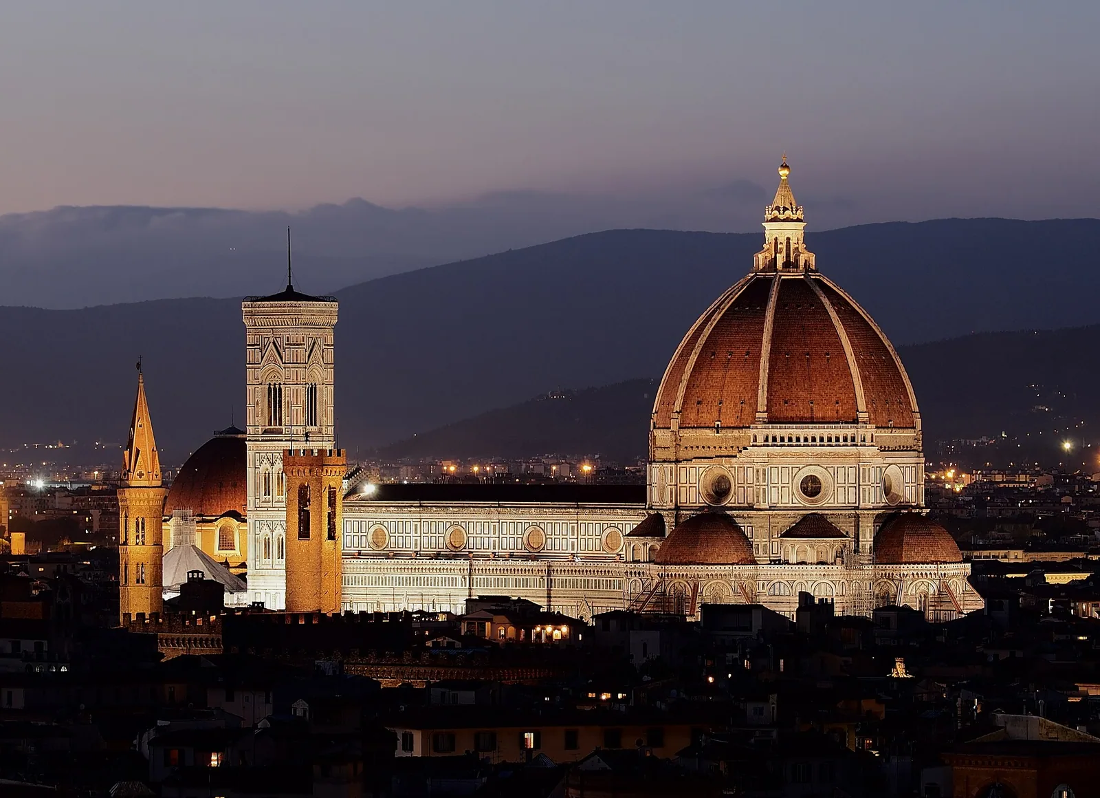 Firentinski Duomo z Giottojevim zvonikom