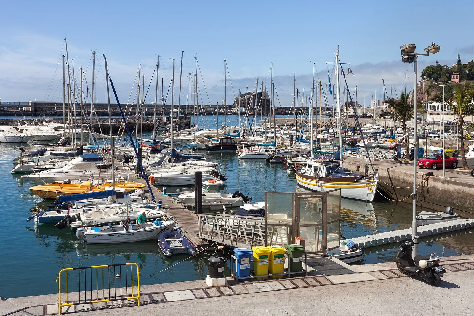 Pogled na pristanišče in mesto Funchal