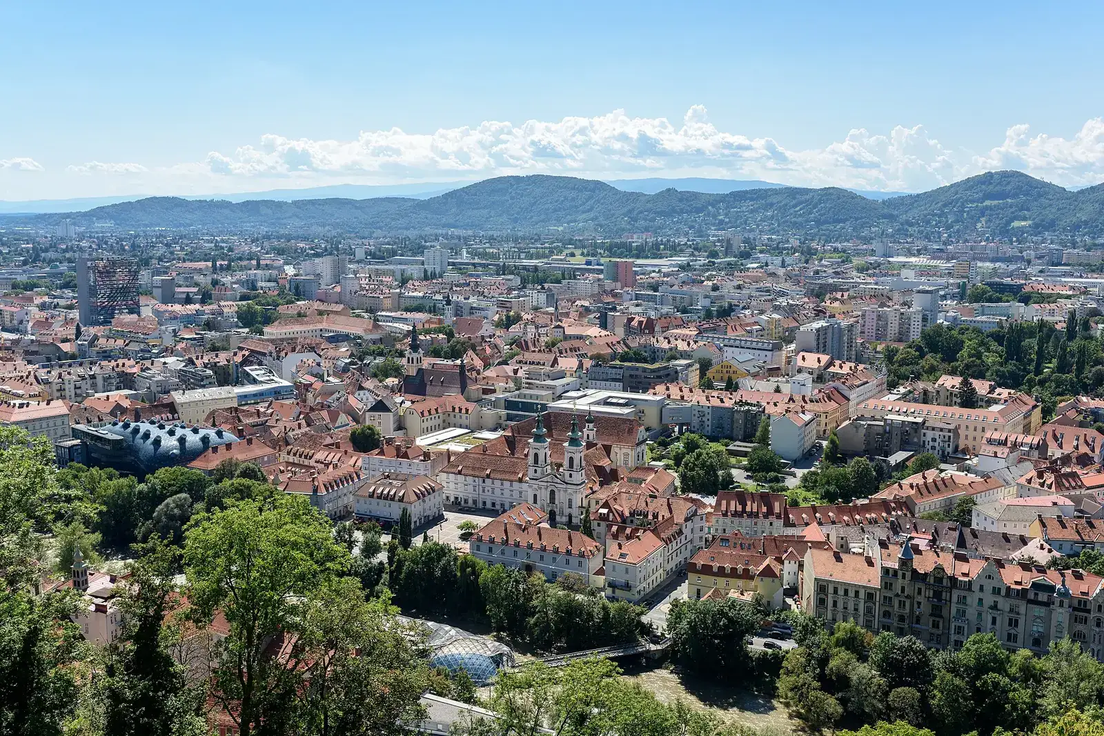 Graz ob reki Muri z grajskim gričem Schlossberg