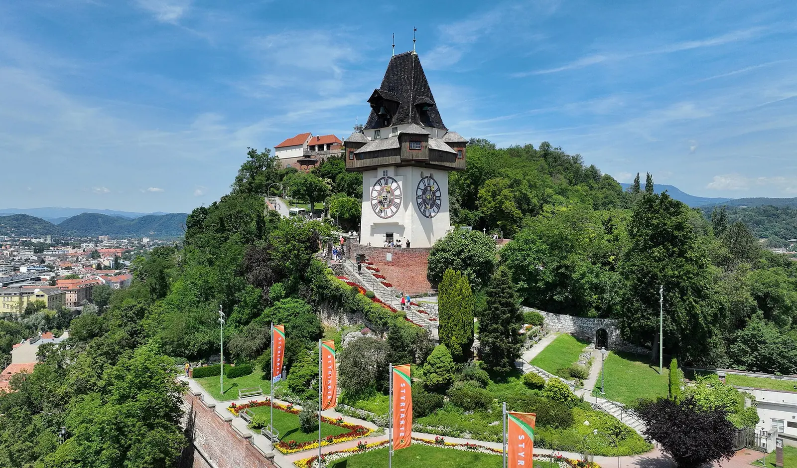Stolp z uro na grajskem griču Schlossberg