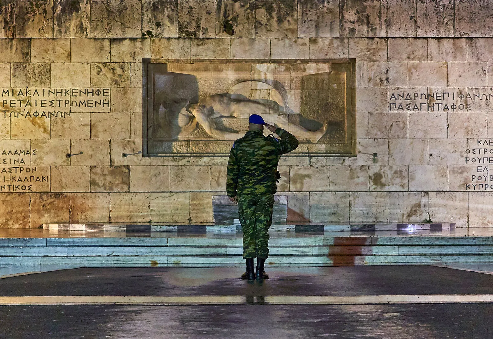 Menjava straže (evzones) pred parlamentom na trgu Syntagma