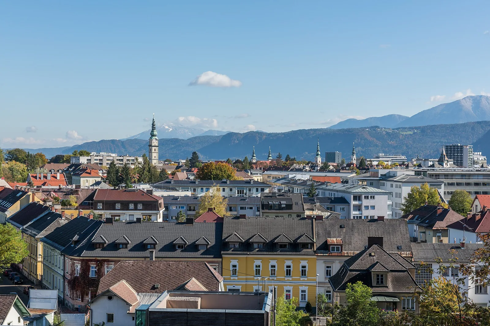Klagenfurt (Celovec) z okoliškimi hribi