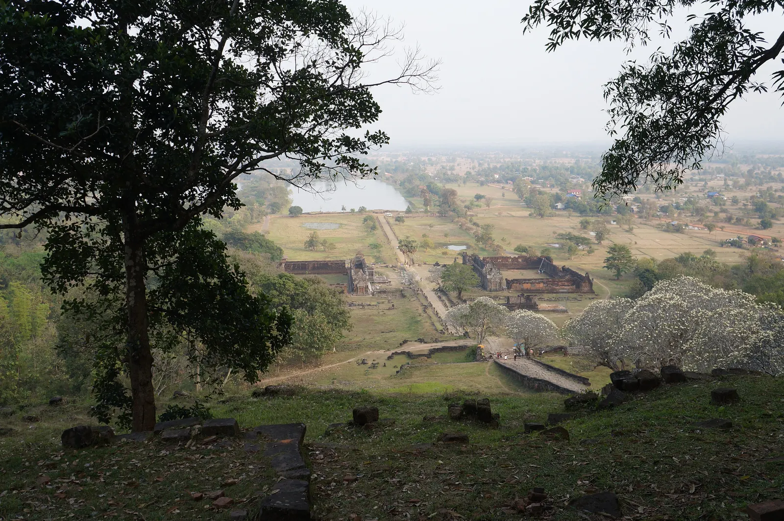 Pristopna pot in bazeni pred templjem Wat Phou