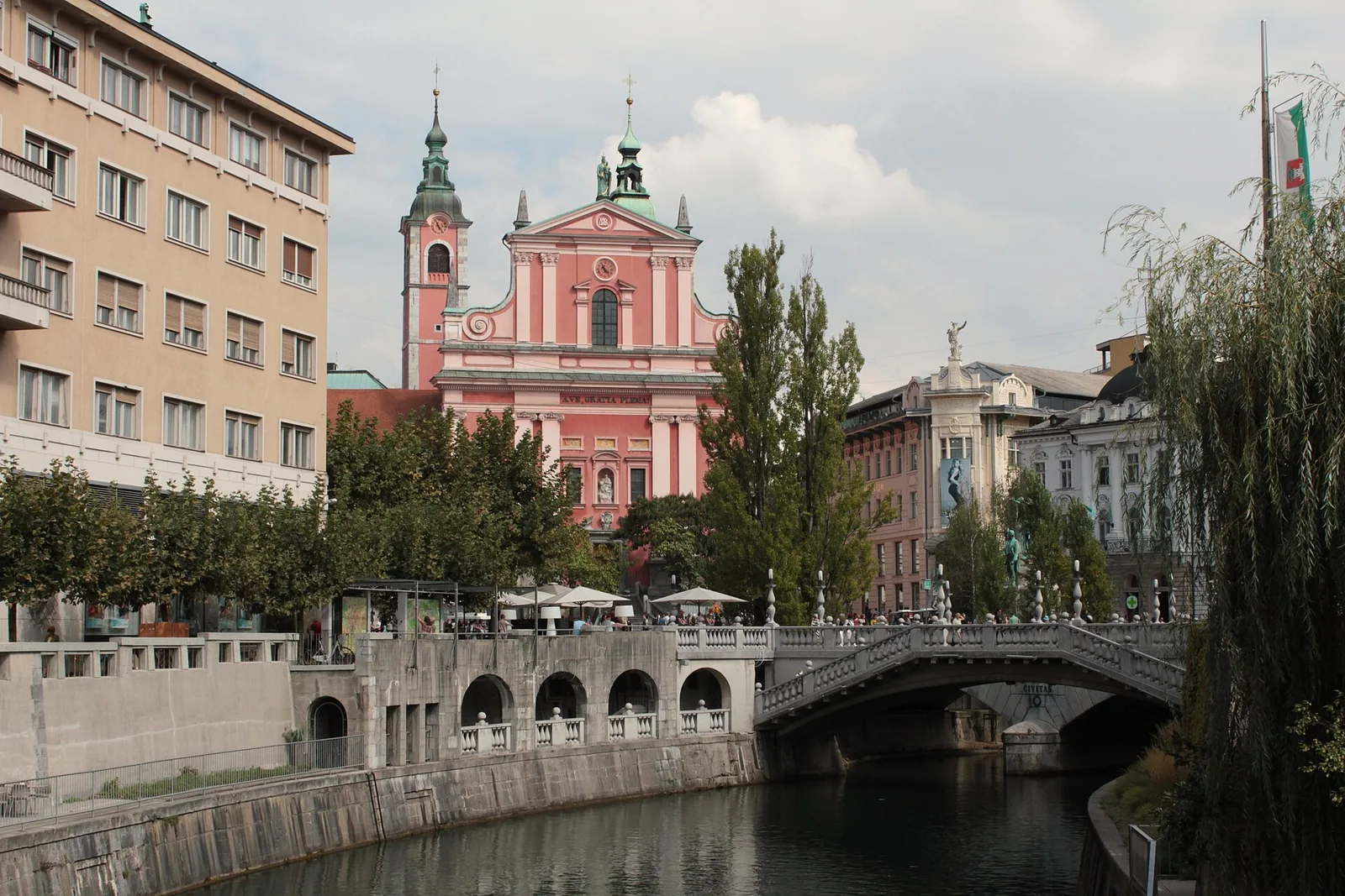 Tromostovje in Prešernov trg ob Ljubljanici