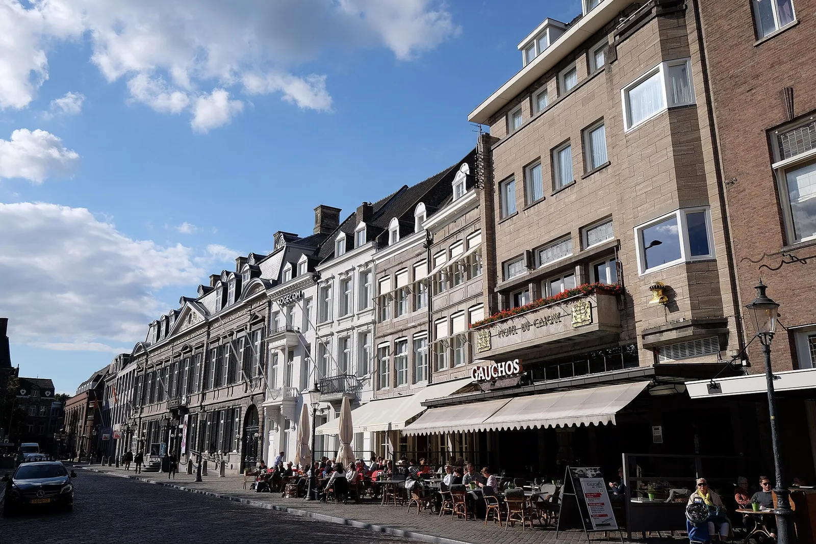 Trg Vrijthof s cerkvijo sv. Servacija in stolpom sv. Janeza