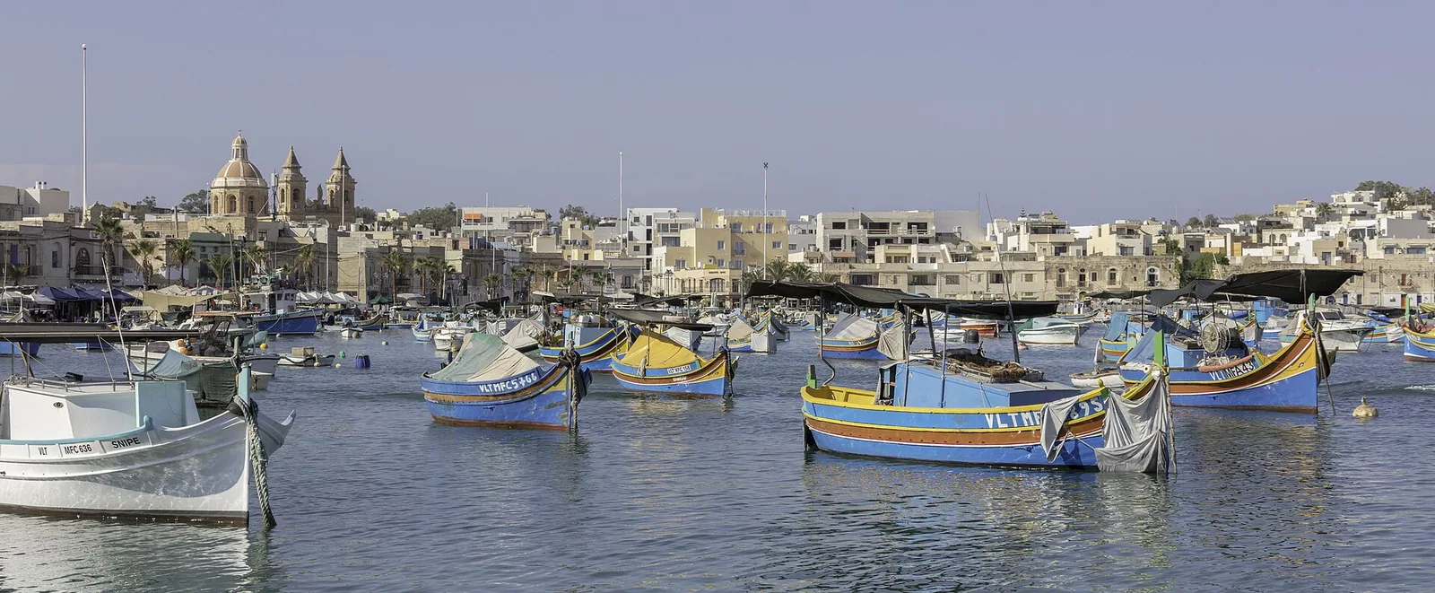 Ribiško pristanišče v Marsaxlokku z luzzu čolni