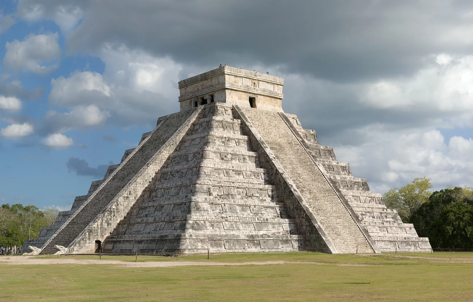 Piramida Kukulkán v Chichén Itzá