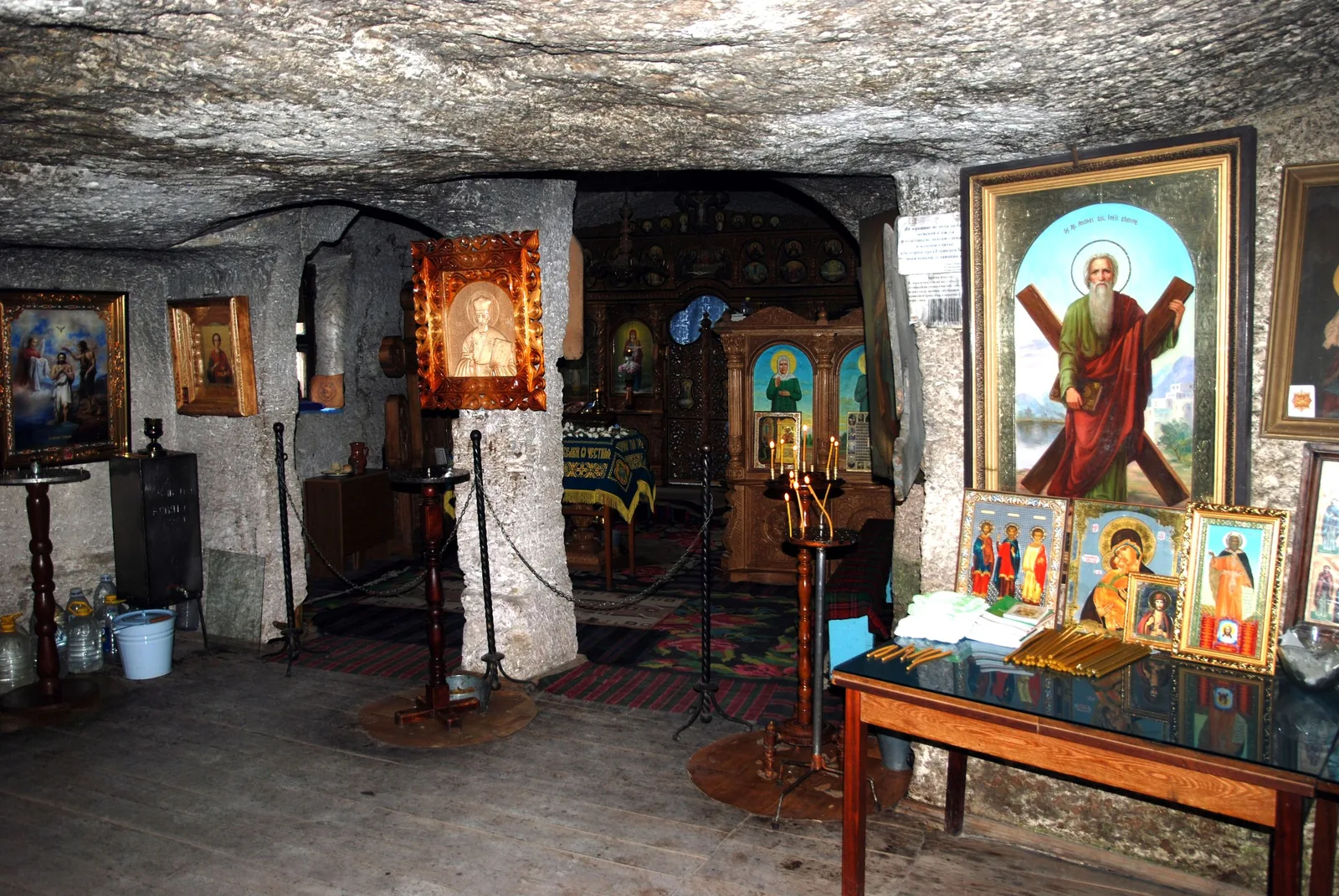 Jamski samostan nad sotesko
