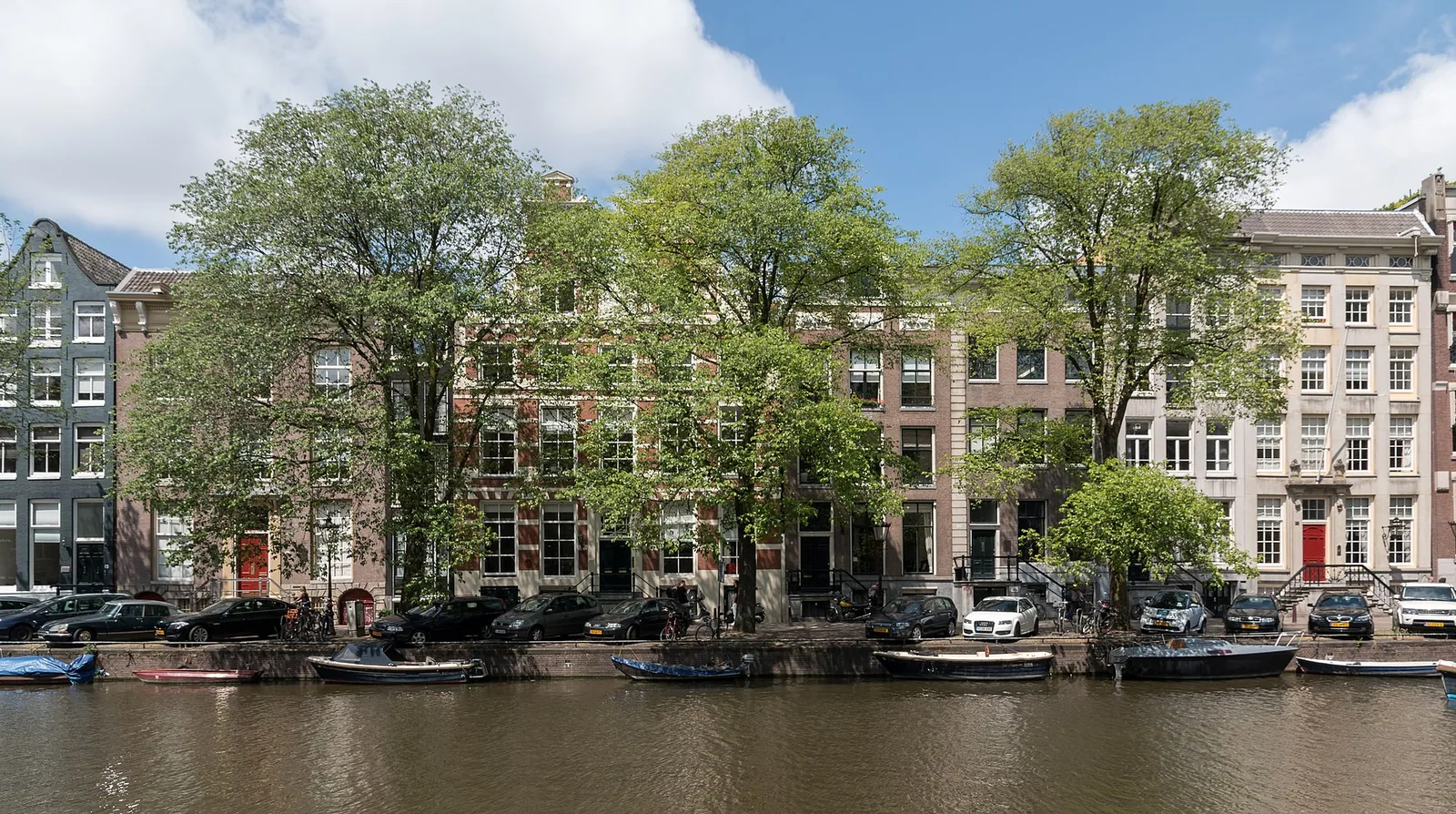 Kanali v Amsterdamu z značilnimi ozkimi hišami
