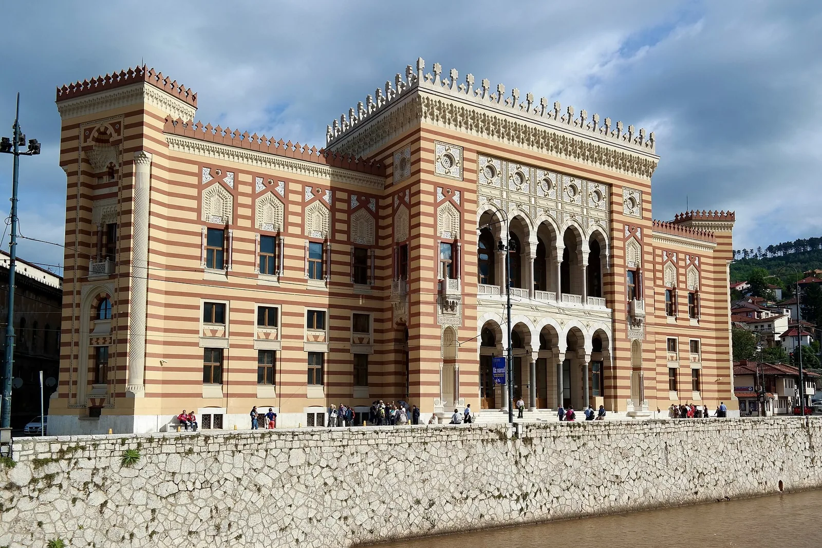 Vijećnica ob reki Miljacki