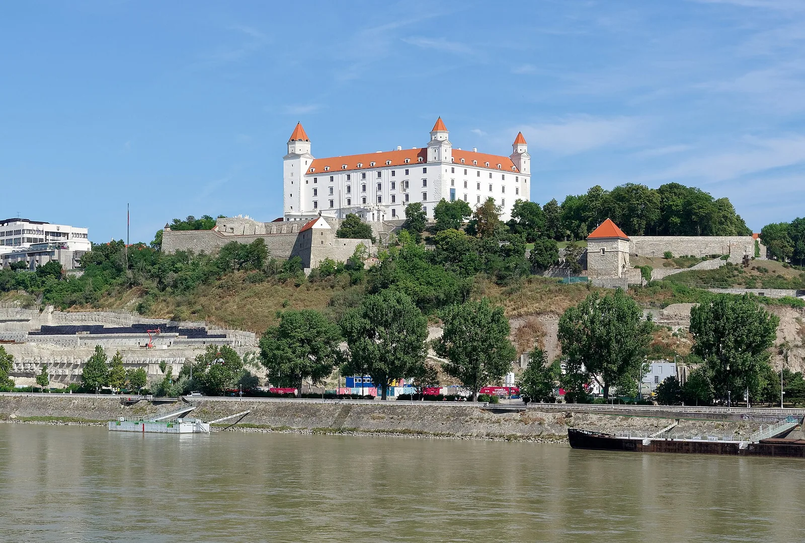 Grad Bratislava nad reko Donavo