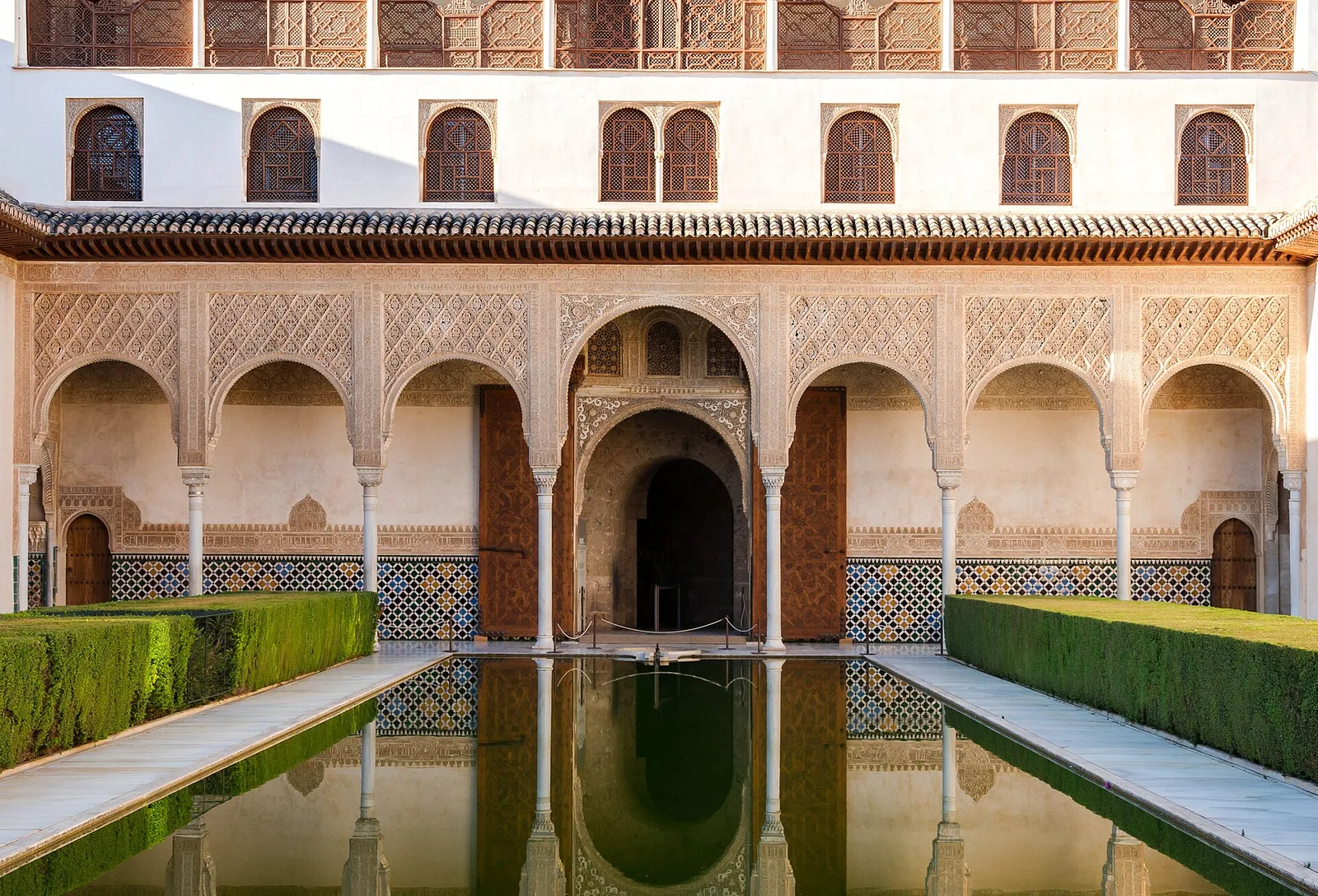 Dvorišče Patio de los Arrayanes v Alhambri v Granadi