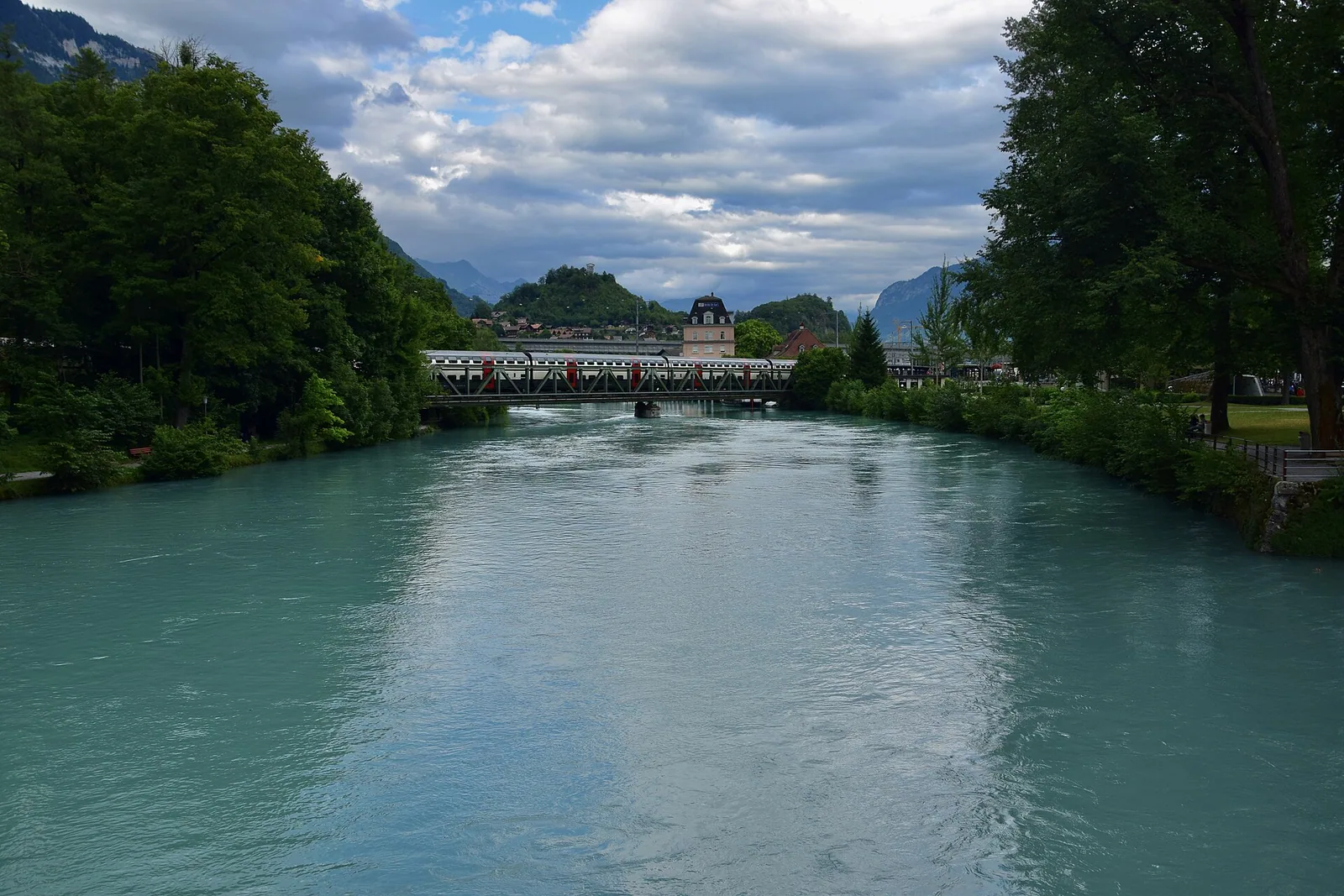 Reka Aare v Interlakenu