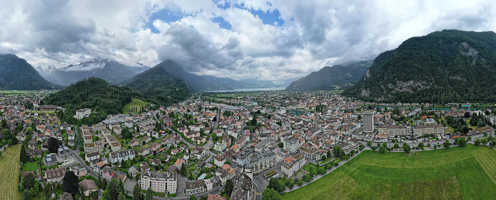 Interlaken med jezeroma Thun in Brienz