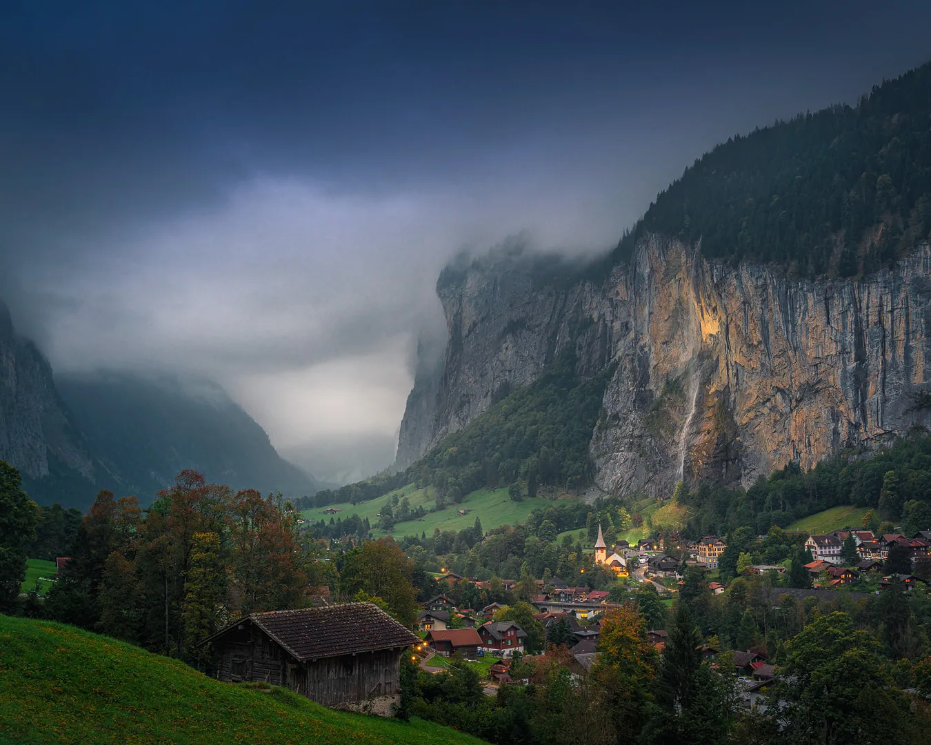 Dolina Lauterbrunnen ob mraku