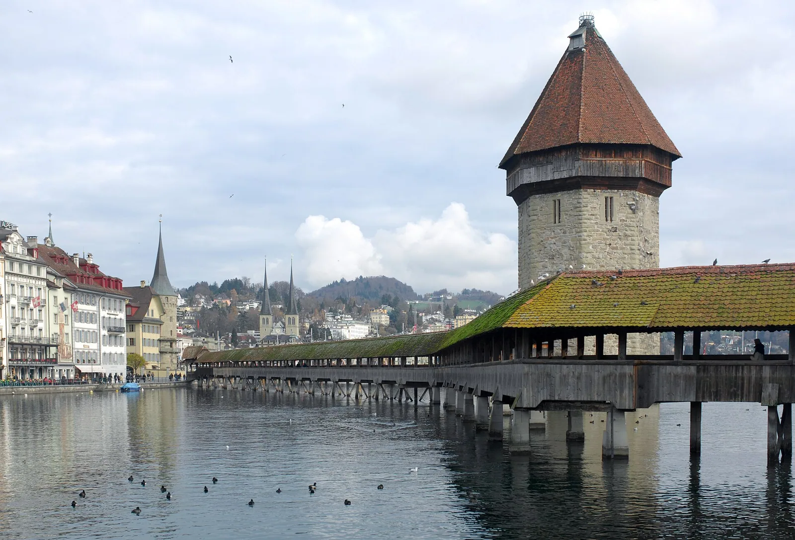 Kapellbrücke in vodni stolp v Luzernu