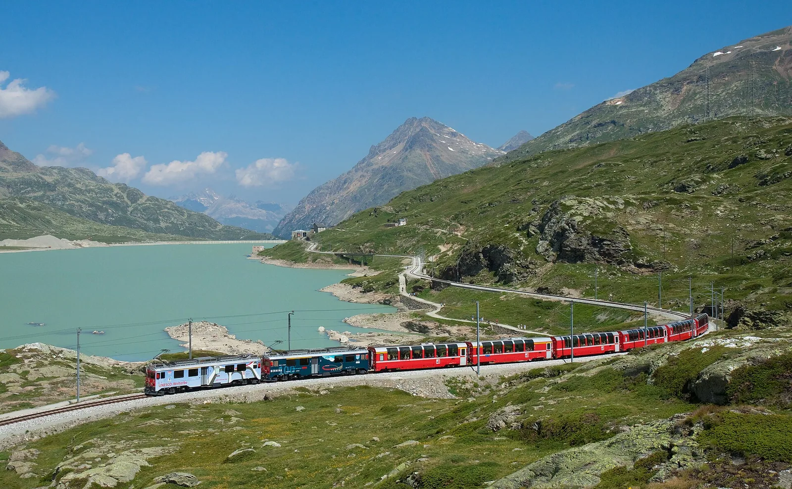 Bernina Express ob jezeru Lago Bianco