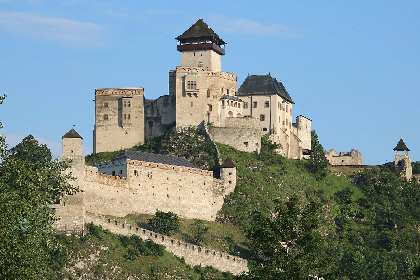 Trenčínski grad nad reko Váh