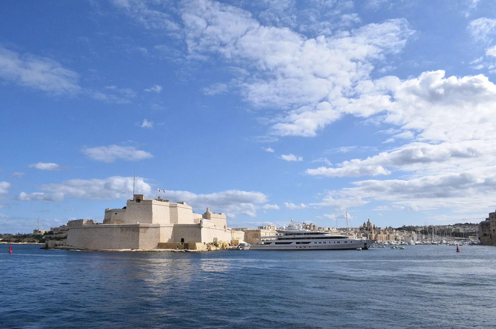 Pogled na Birgu (Vittorioso) z utrdbo sv. Angela
