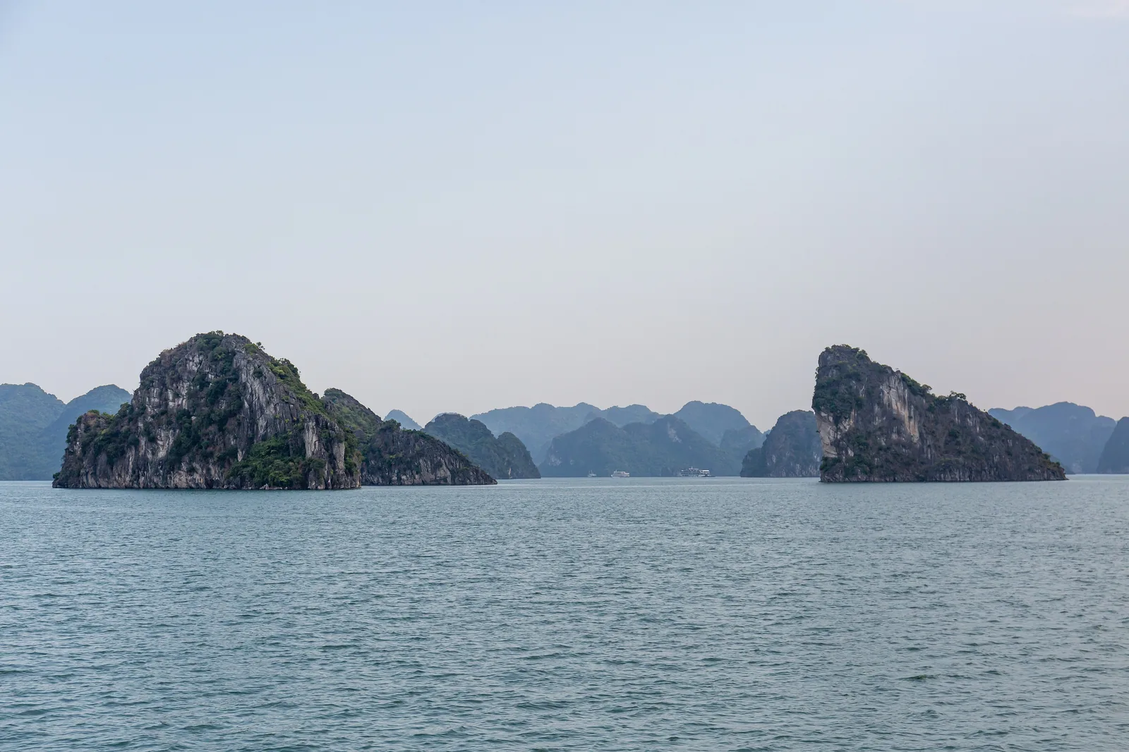 Zaliv Ha Long ob otoku Cat Ba