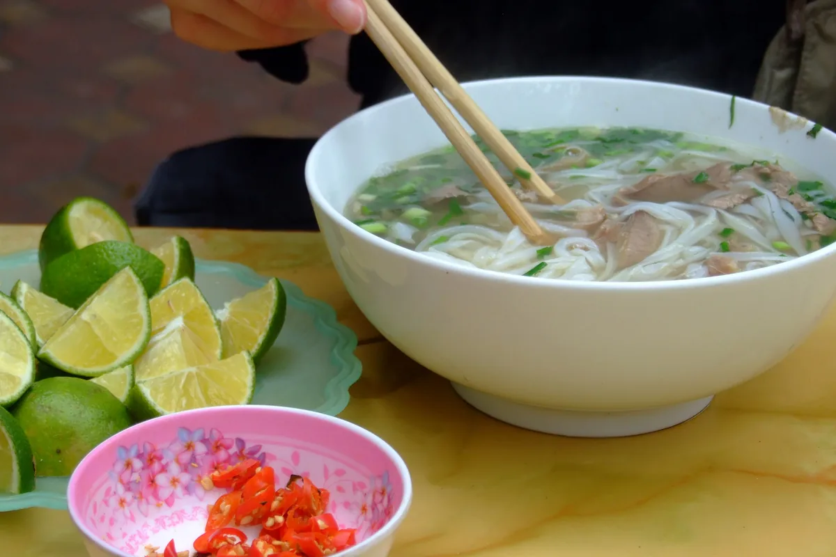 Skleda phở bò v Hanoju