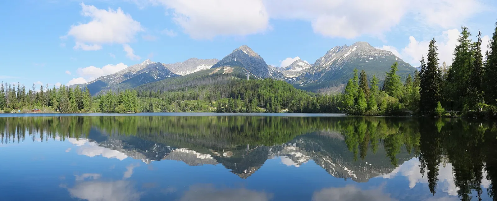 Štrbské pleso z Visokimi Tatrami v ozadju